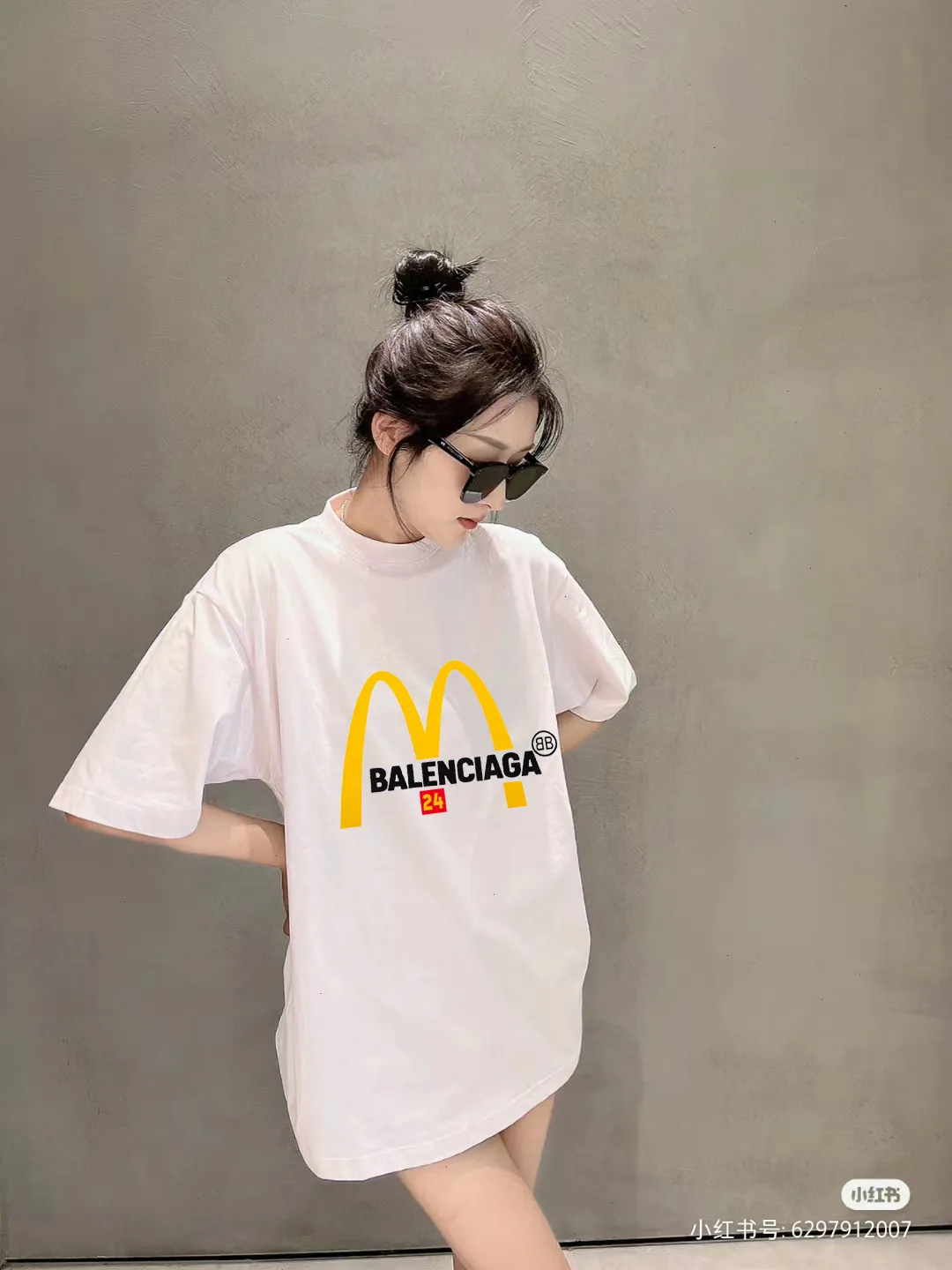 P80✨🔥 BALENCIAGA Paris co-branded Mc Donald's flocked letter printed short-sleeved T-shirt. Custom-woven and dyed 280g combed cotton heavyweight fabric. Zero color difference in threads. Perfect details. Different from the current version on the market. Welcome to compare. Same Style for men and women. Must-sell model in the picture above. Color: White Black Size: 1 2 3 4